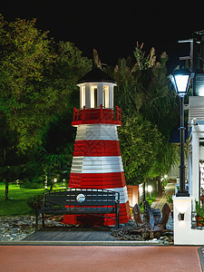 装饰灯塔和停靠在俄罗斯索契的阿德勒黑海一带图片