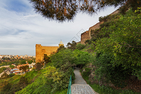 旅游小镇日落时沿奈里卡拉堡垒的城墙绕道而行 格鲁吉亚第比利斯背景