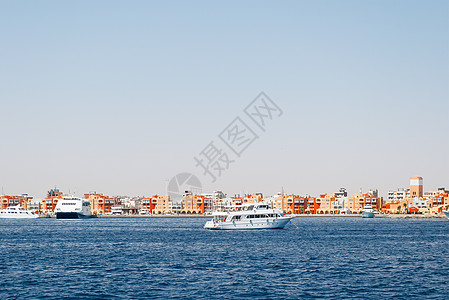 赫哈达海岸线上还有旅馆和度假村建筑 从船上看海景 埃及红海支撑旅行游艇海浪酒店旅游地平线巡航海滩双体图片