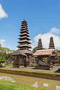 是孟圭帝国的一座皇家寺庙 位于印度尼西亚巴厘岛著名的利益之地巴登省Mengwi石头观光古董骶骨建筑旅行崇拜雕塑热带旅游图片