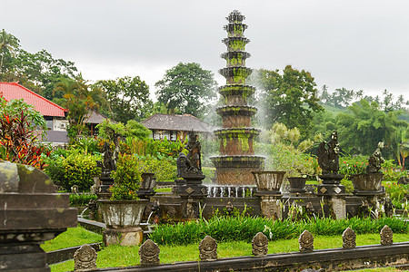 蒂尔塔江加水宫 巴厘岛的地标 印度尼西亚卡兰加西姆 冬季雨季文化花园植物喷泉雕像旅行遗产季节木头森林图片