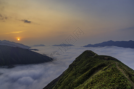 Ta Xua是越南北部著名的山脉 全年 山顶上一直高升云层 造成云的反向天堂多云绿色风景游客旅行森林旅游爬坡天空图片