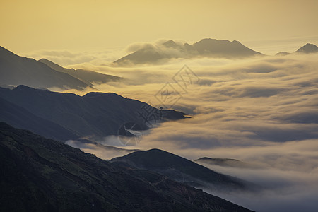 Ta Xua是越南北部著名的山脉 全年 山顶上一直高升云层 造成云的反向爬坡天堂森林旅行绿色多云游客天空旅游风景图片