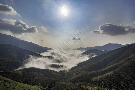 Ta Xua是越南北部著名的山脉 全年 山顶上一直高升云层 造成云的反向绿色游客多云旅游森林天空旅行风景天堂爬坡图片