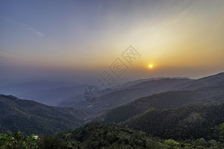 Ta Xua是越南北部著名的山脉 全年 山顶上一直高升云层 造成云的反向旅行风景旅游天空爬坡天堂绿色森林游客多云图片