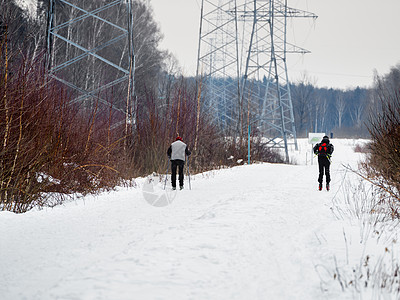 男子在俄罗斯莫斯科国家公园(Elk Moose岛)沿电线滑雪图片