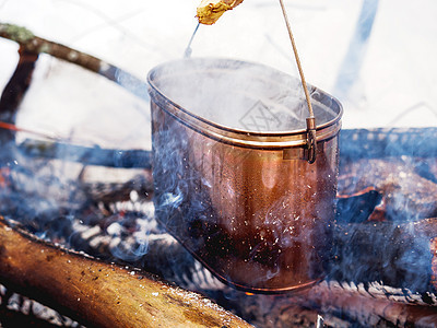 在火锅上煮汤 冬天在森林里露营火焰食物旅行旅游蒸汽木头煤炭森林图片