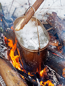 在火锅上煮汤 冬天在森林里露营旅游食物煤炭蒸汽火焰旅行森林木头图片