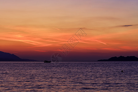 在科林斯湾美丽 充满活力的日落背景下 一艘海船沿着海岸线的地平线行驶的轮廓图片