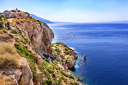 从希腊爱奥尼亚海的岩壁陡峭海岸 向外倾斜图片