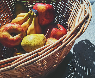 生锈的有机苹果 梨子和香蕉在柳篮中农业小吃亚麻热带水果农场饮食篮子农民柳条图片