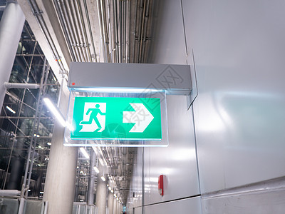 大门或紧急出口标志的LED绿色颜色保护指示牌天花板帮助招牌救援危险指导安全跑步图片