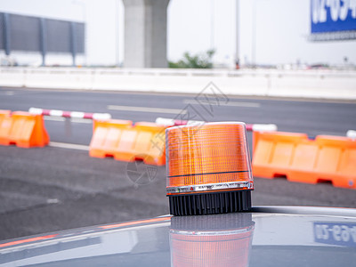 现代城市街道上的塑料路障栅栏控制危险事故运输安全维修工程地面沥青建筑图片