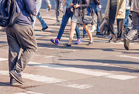 街道上人们的脚踏地走在街上交通男人人群行人牛仔裤安全生活速度蓝色女性图片