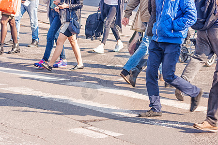 街道上人们的脚踏地走在街上场景人群生活团体女性城市安全裙子蓝色旅行图片