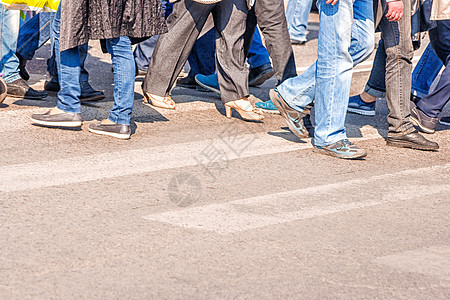 跨越人行横过人行交叉口的人城市生活人群牛仔裤女性街道裙子速度外套旅行图片