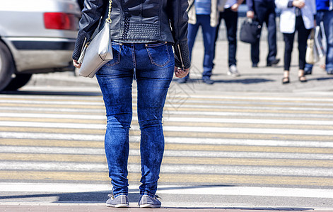 年轻女子正等着过马路图片