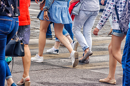 在行人交叉口上行走的人女性人群城市街道蓝色男人团体裙子牛仔裤场景图片