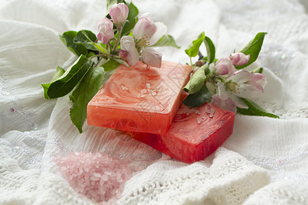 带天然肥皂和花朵的香肠布局 芳香疗法图片