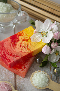 含有浴海盐和粉红色樱花的天然肥皂巴图片