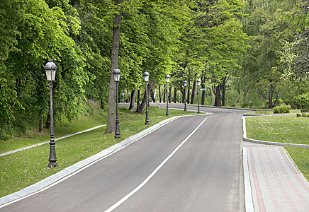 通经TH路的一条通风沥青路和行人步行道图片