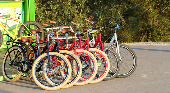 一组多彩的自行车一起停在停车场特快处娱乐运动辐条把手车轮团体生活游客旅游通勤者图片