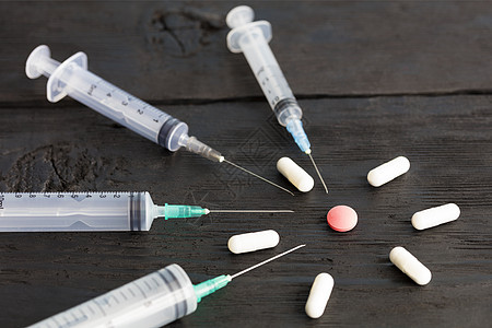各种功能的医疗注射器 胶囊 药片都放在一个旧黑木板上药品情况注射制药胰岛素药店疫苗药理药剂过敏图片