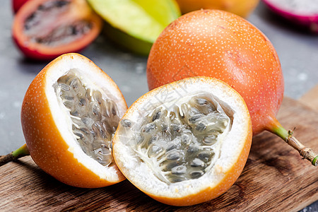 一半海水一半火焰Granadilla 或Grenadia 热辣椒果子在半异味水果中切除甜点叶子热带植物异国情调食物饮食果汁背景