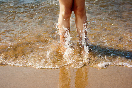 海浪中小女孩的腿图片