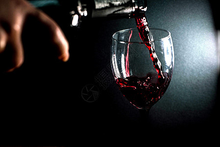 将红酒倒入玻璃杯艺术家生日气泡摄影派对脖子瓶子干杯酒杯饮料图片