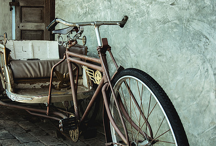 泰国三轮老旧风格出租车自行车车辆乘客古董汽车服务运动轮子运输图片