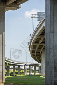 楼下高速高速公路穿越城市运输立交桥路线交通建筑学过境车道汽车图片