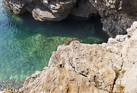在黑山布德瓦的环礁湖上 美丽的清洁水图片