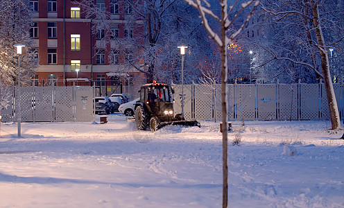 清理道路上的雪驾驶工作公园车轮机械降雪运输平地机拖拉机城市图片