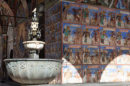 保加利亚里拉修道院 带壁纸的外走廊旅行洗礼地标图像学建筑教会寺庙教堂喷泉历史图片