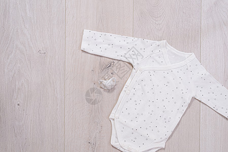 婴儿衣概念 木制男 女孩的白西装新生服饰纺织品婴儿棉布套装蓝色小样儿童男生图片