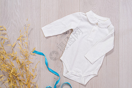 婴儿服装概念 木制男孩的白色西装;图片