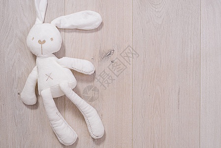 木本底的兔子形状软小玩具图片