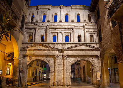 晚上在维罗纳市石头教会日落正方形反射历史大教堂建筑学竞技场建筑图片