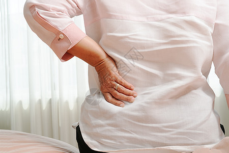 老年妇女在家背背痛 保健问题概念腰痛祖母女士卫生背痛男性脊柱男人伤害根炎图片