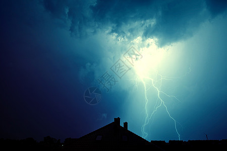闪电击中了房子活力暴雨释放螺栓雷雨天气霹雳风暴危险蓝色图片
