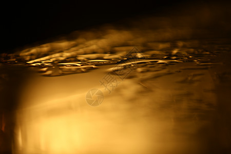 玻璃上的水滴蒸汽宏观雨滴显微镜反射金属图片