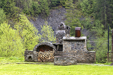 在喀尔巴阡山脉的山上 用木柴和烟屋烧旧的石炉图片