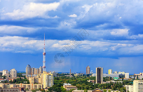 首都基辅的电视塔和住宅区中午正值蓝色夏日天空暴风雨时图片