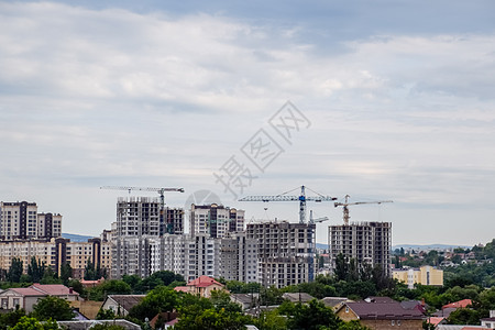 建造多层住宅楼 一个建筑工地的塔起重机等建筑物房地产摩天大楼蓝色住房框架设备采摘城市商业机器图片