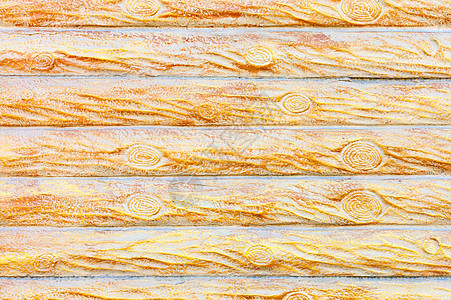 混凝土墙的纹理 在带有水平木头的木栅栏结构化之下图片