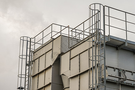 带有楼梯 栏栏杆的工业大楼上部情况建筑学脚步天空金属建筑蓝色领导技术出口图片