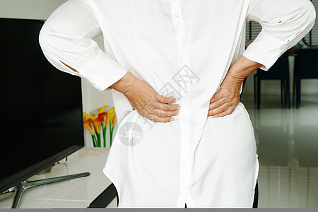 老年妇女在家背背痛 保健问题概念背痛沙发脊柱缰绳痛苦腰痛男性男人女士紧张图片