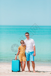 小女孩和快乐的爸爸 在沙滩度假期间玩得开心海洋童年父亲父母孩子情调家庭成人行李海岸图片
