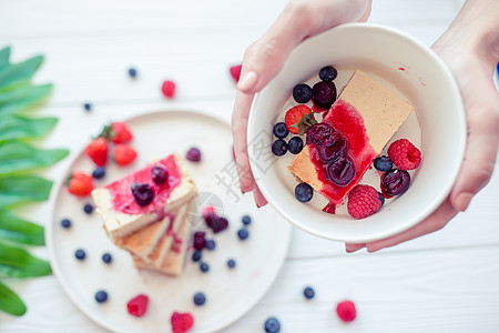 经典芝士蛋糕的切片 白色盘子里有新鲜果子 健康的有机夏季甜点糕点馅饼面包食物覆盆子香草小吃浆果糖果脆皮图片